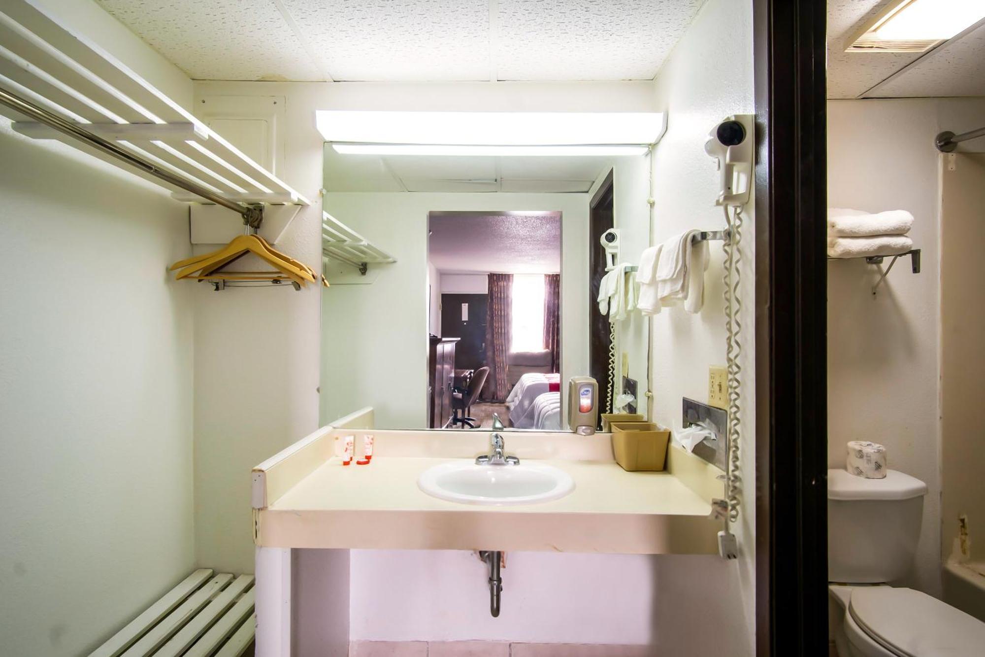 Oyo Hotel Hutchinson West 4Th Ave Dış mekan fotoğraf