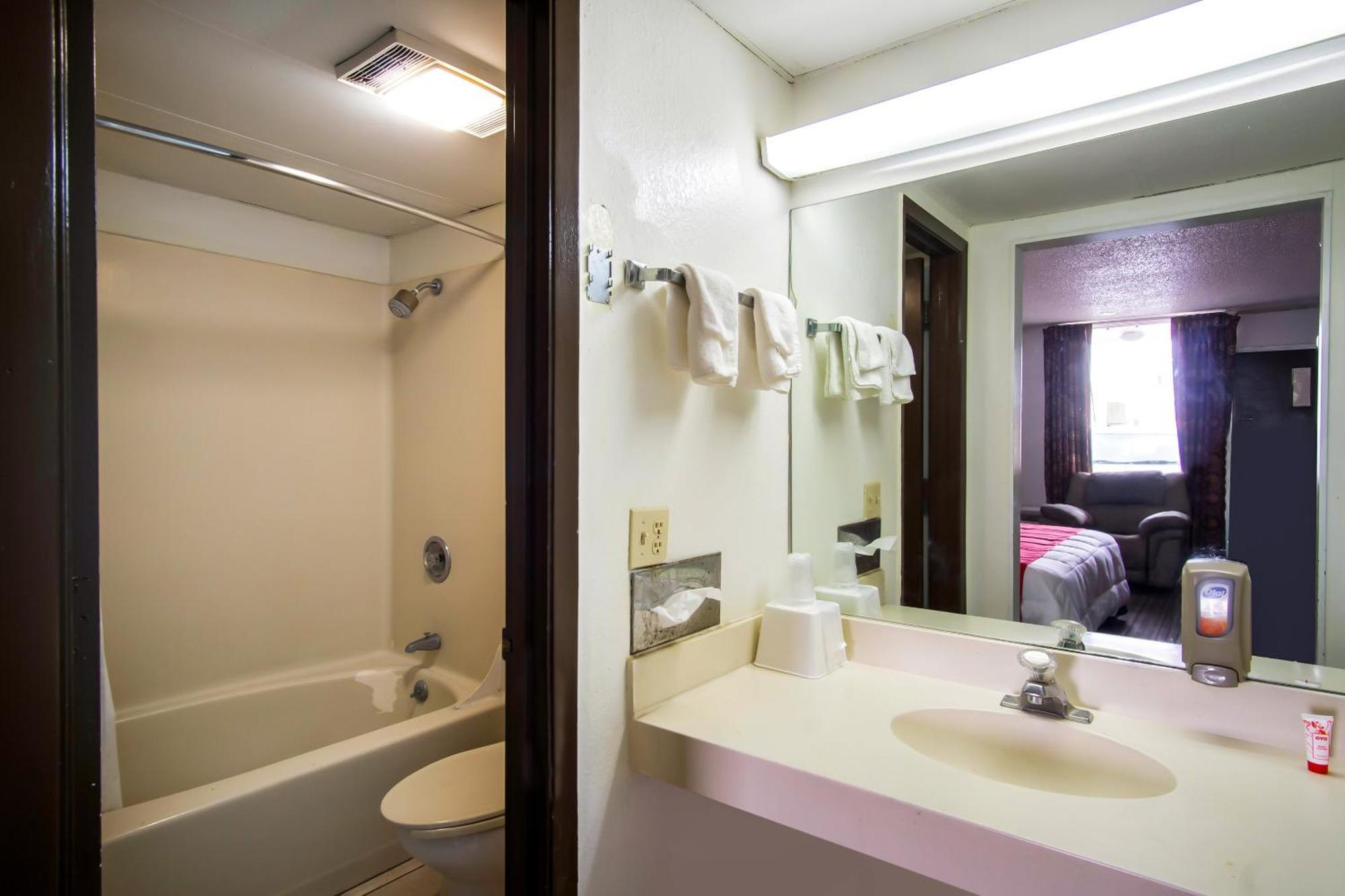 Oyo Hotel Hutchinson West 4Th Ave Dış mekan fotoğraf