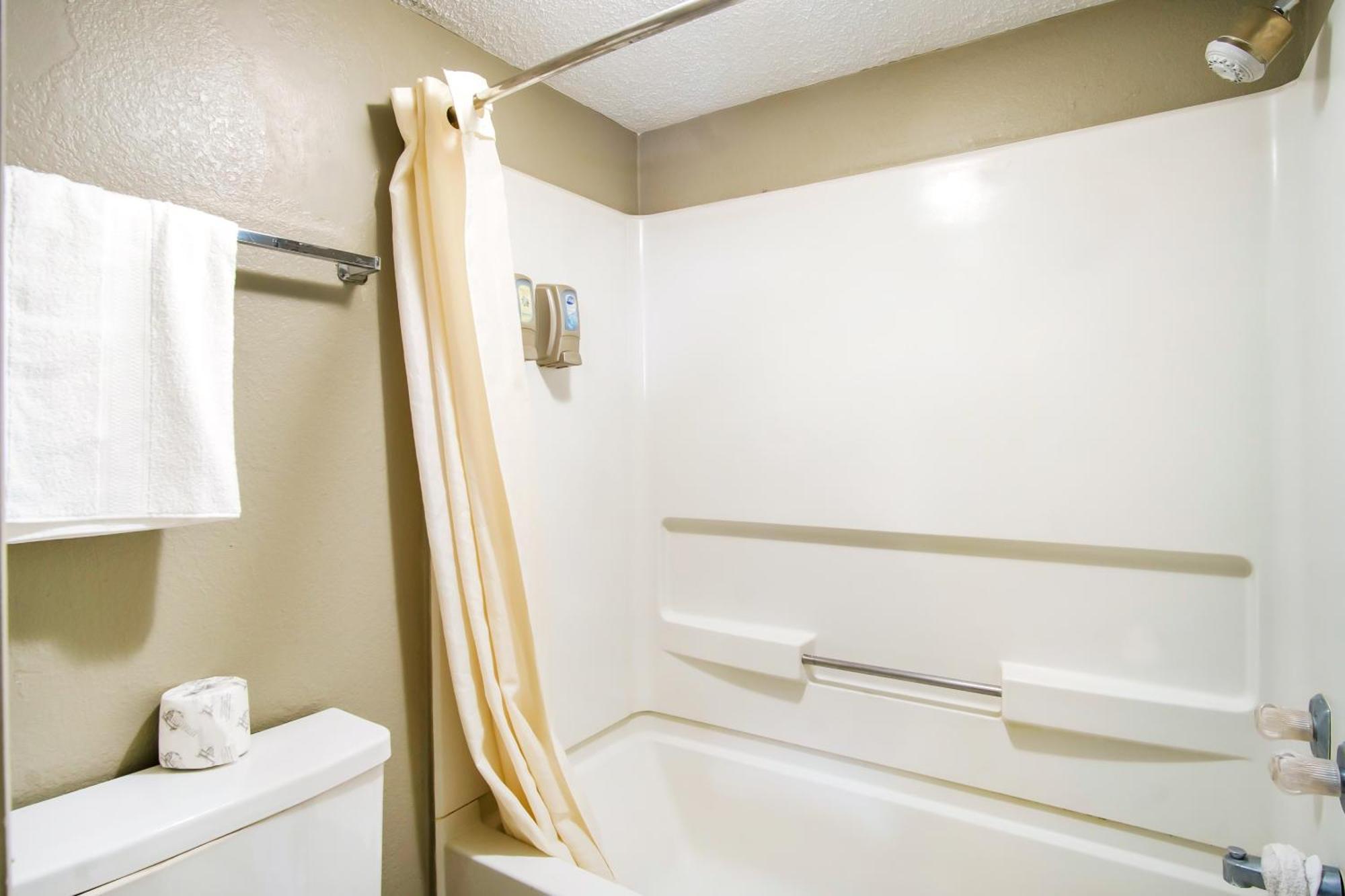 Oyo Hotel Hutchinson West 4Th Ave Dış mekan fotoğraf