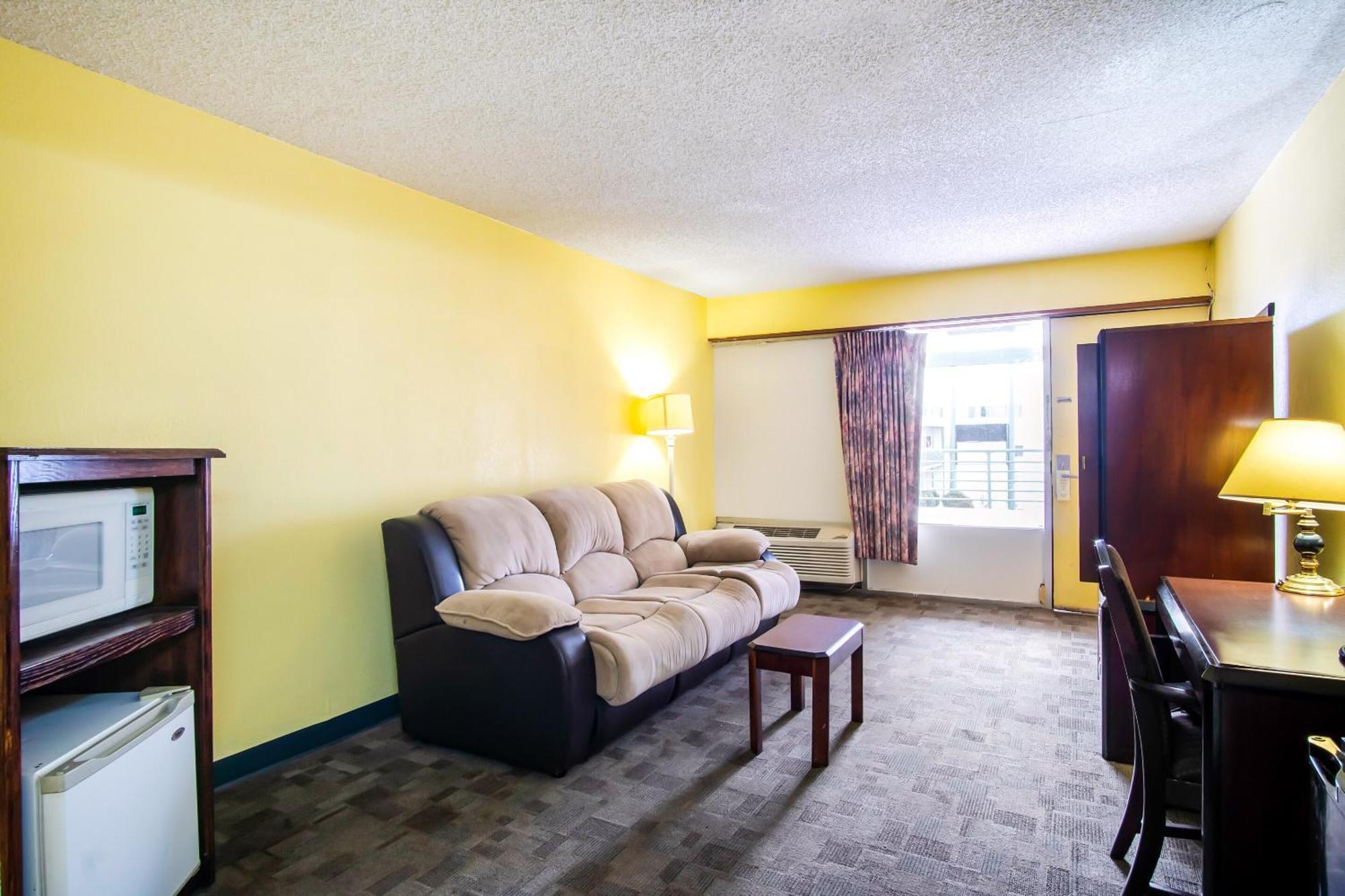 Oyo Hotel Hutchinson West 4Th Ave Dış mekan fotoğraf