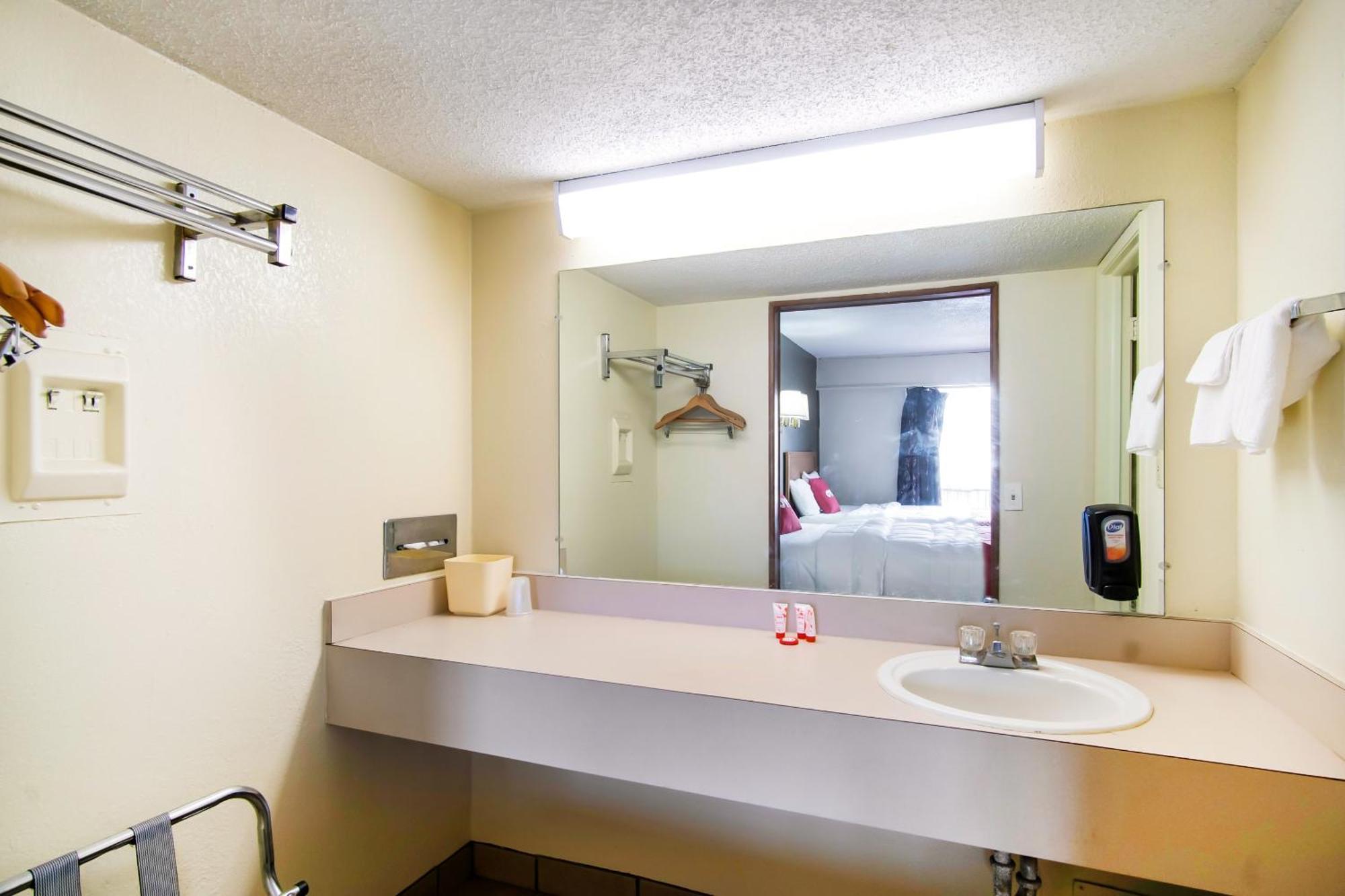 Oyo Hotel Hutchinson West 4Th Ave Dış mekan fotoğraf