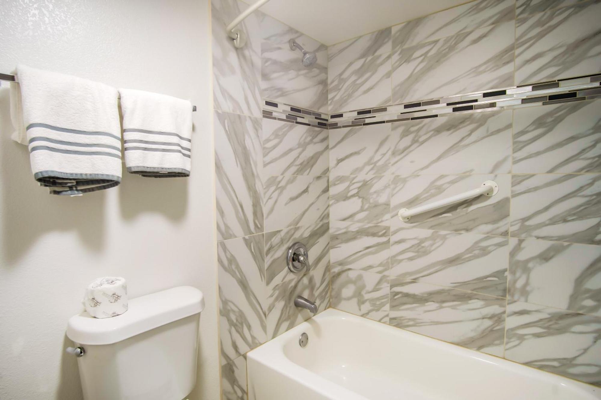 Oyo Hotel Hutchinson West 4Th Ave Dış mekan fotoğraf