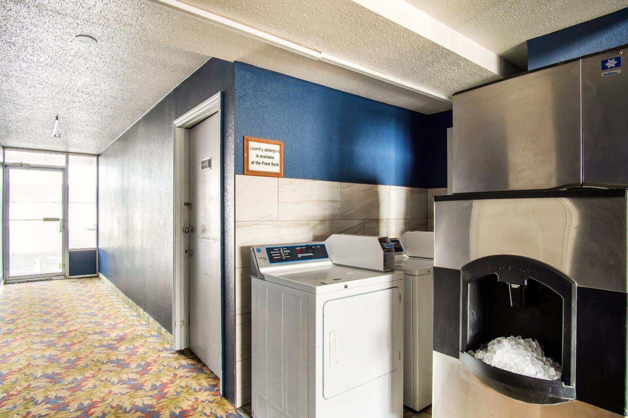 Oyo Hotel Hutchinson West 4Th Ave Dış mekan fotoğraf